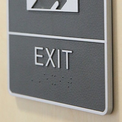 Skylt "Exit" med blindskrift